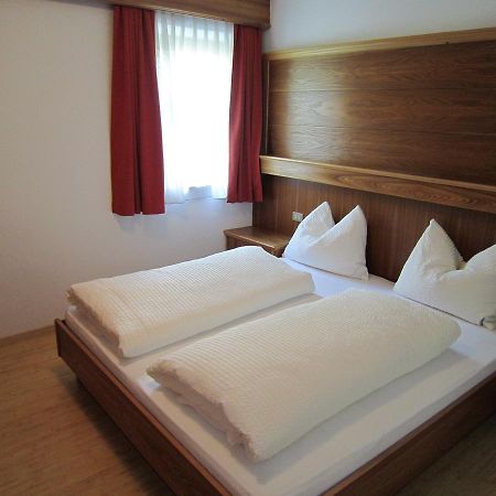Aparthotel Garni Haus Hubertus Malles Venosta Dış mekan fotoğraf