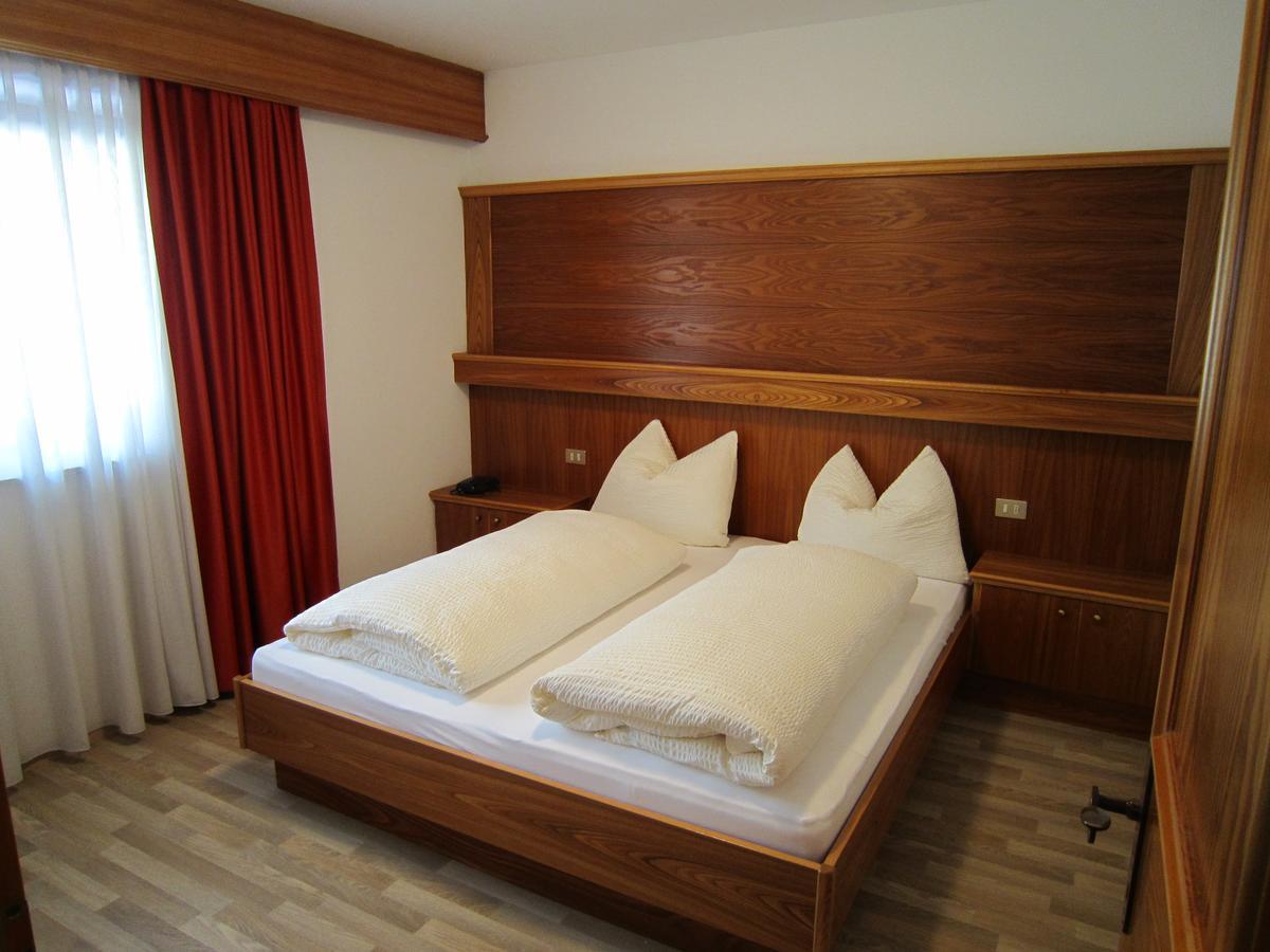 Aparthotel Garni Haus Hubertus Malles Venosta Dış mekan fotoğraf
